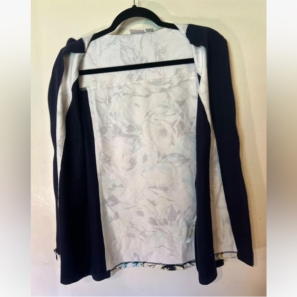 Weekends By Chicos Full Front Zip Floral Blue Sleeveless Layering Vest Size 2 - Picture 4 of 6